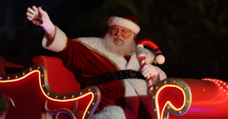 Papai Noel chega de Maria Fumaça e transforma Imbituba em um grande espetáculo de magia natalina