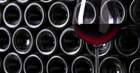 Para que serve o buraco no fundo das garrafas de vinho? Razão mistura química e engenharia
