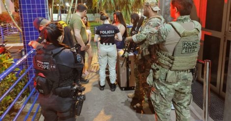 Paraguaia foge de casa noturna, denuncia tráfico de mulheres e PF deflagra operação em SC