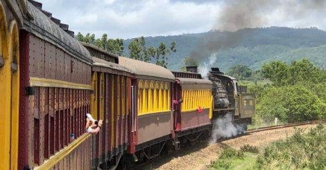 Passeio de trem, almoço especial e encontro de carros antigos movimentam Imbituba