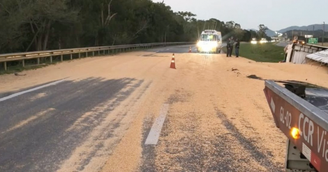 Paulo Lopes / Carreta tomba na BR-101, em Paulo Lopes, e deixa faixa interditada durante a manhã