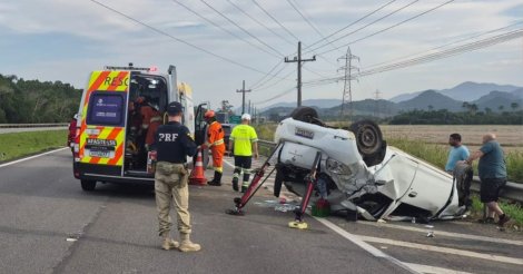 Paulo Lopes / Idoso de 68 anos é encaminhado ao hospital às pressas por helicóptero após carro capotar na BR-101