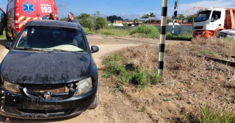 Pescaria Brava / Carro para sobre trilho após falha mecânica e é atingido por trem