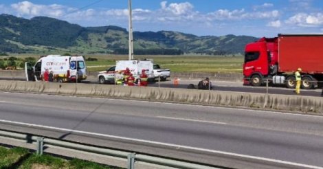PLANTÃO  Motociclista morre em grave acidente na BR-101, em Pescaria Brava
