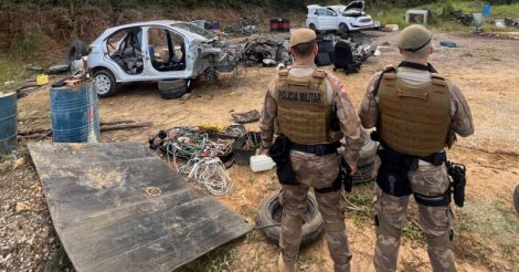 PM descobre desmanche clandestino com carros furtados em SC