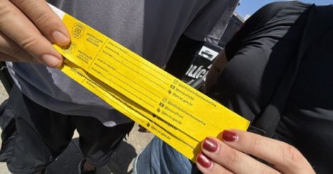 Polícia Civil distribui pulseiras de identificação para crianças em praias da região