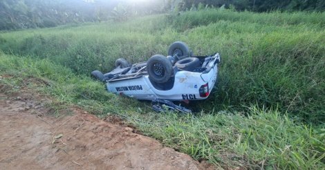 Policiais viram heróis ao salvar motociclista que fugia e ficou preso sob viatura capotada durante perseguição em SC