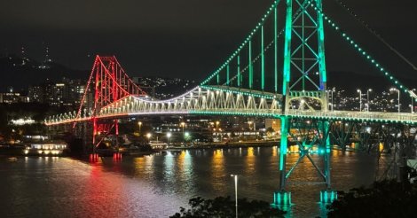 Ponte Hercílio Luz ganha as cores da Itália em homenagem aos 150 anos da Grande Imigração Italiana em Santa Catarina