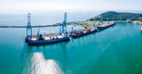 Porto de Imbituba movimenta 5,19 milhões de toneladas até agosto e amplia participação no comércio exterior