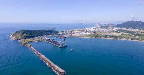 Porto de Imbituba movimenta mais de 2,65 milhões de toneladas nos quatro primeiros meses de 2026