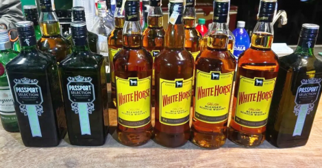 Procon de Florianópolis apreende mais de 200 garrafas de bebidas falsificadas e vencidas