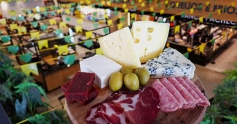 Produtores de Garopaba participam de feira que reúne queijos e produtos artesanais de SC