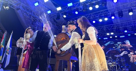 Sangria do primeiro barril de chope abre a temporada das tradicionais festas de outubro em SC