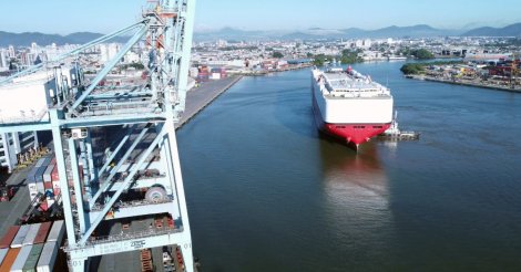 SC recebe navio com centenas de veículos de luxo em operação de alto padrão