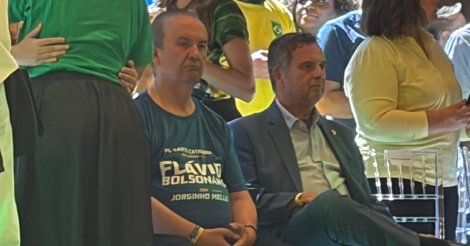 Sentado na primeira fila, governador de SC marca presença em convenção nacional do PL e ganha destaque