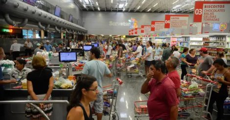 Supermercados vão fechar mais tarde no fim de semana para compensar nova lei; saiba como
