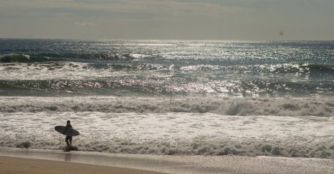 Surfista de 47 anos morre afogado na praia mais extensa de Florianópolis