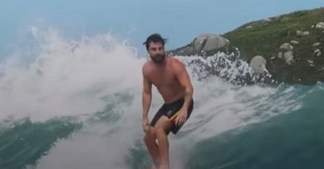 Surfista resgatado após afogamento em praia da região morre no hospital