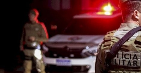 Trio é preso por tráfico após tentar descartar drogas durante abordagem