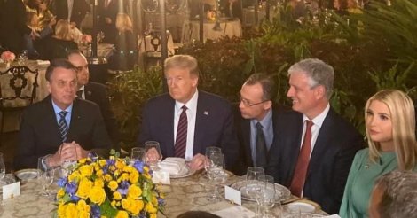 Trump é retirado de jantar na Casa Branca após barulho; presidente está seguro
