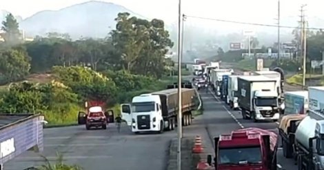 Tubarão / Após perseguição/caminhoneiro pula/carreta em movimento e policiais impedem choque/veículo no posto da PRF