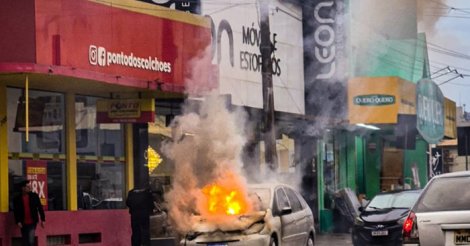 Tubarão / Carro pega fogo em avenida no Centro de TB