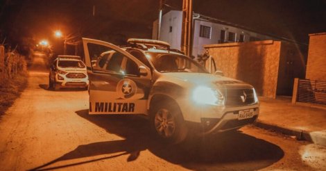 TUBARÃO / Empresa do ramo/guinchos é alvo/furto durante madrugada/ladrões colidem contra portão na fuga/abandonam motos pelo caminho