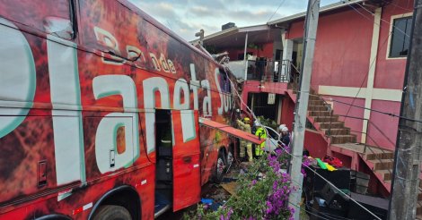 Uma pessoa morre e sete ficam feridas após carro bater de frente com ônibus de banda do SC que voltava de show no PR