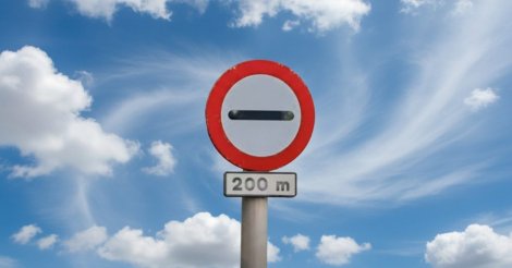 Vai viajar? Conheça a placa que obriga parada e evite multa gravíssima