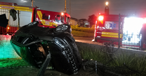 Veículo sai da pista, bate em muro e tomba no pátio de comércio em Içara