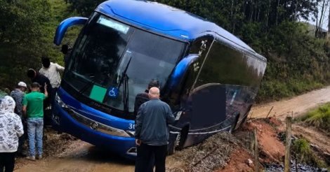 Veículo seguia para a Fluss Haus quando derrapou em trecho de terra molhada