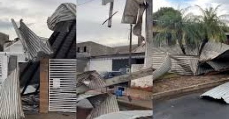 Vendaval de 2 minutos destelha casas e deixa rastro de destruição em SC
