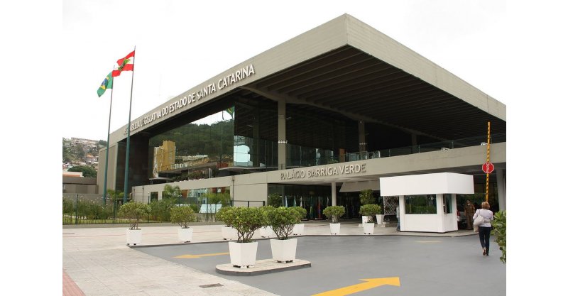 Tipo sanguíneo em uniformes escolares e IA como matéria: o que está em pauta na CCJ da Alesc