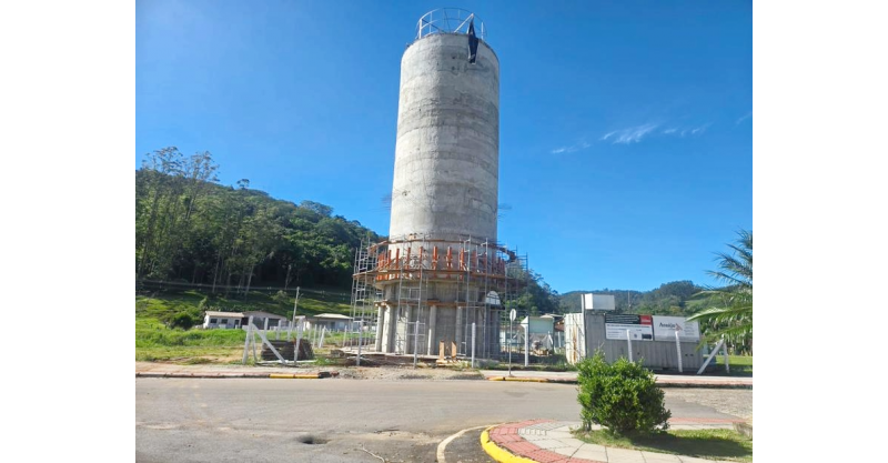 Torre de Pisa: obras avançam e réplica tem cinco andares concluídos no Sul de SC