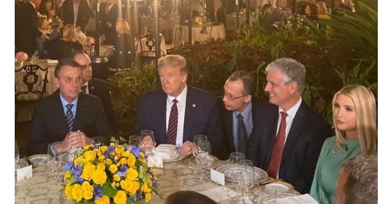 Trump é retirado de jantar na Casa Branca após barulho; presidente está seguro