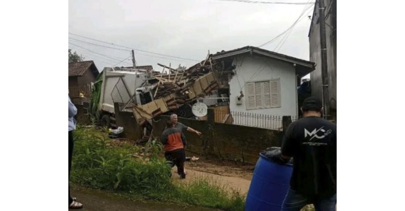 Tubarão / Caminhão do lixo destrói residência