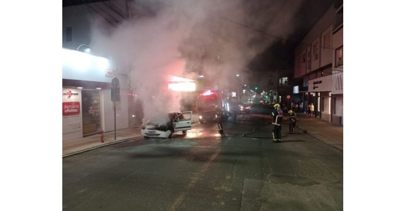 Tubarão / Carro pega fogo e casal consegue escapar antes que chamas se espalhem