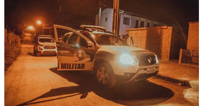 TUBARÃO / Empresa do ramo/guinchos é alvo/furto durante madrugada/ladrões colidem contra portão na fuga/abandonam motos pelo caminho