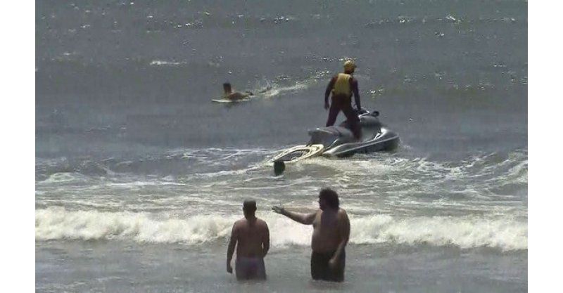 Turista desaparece após entrar no mar com outros 5 jovens em SC; buscas seguem