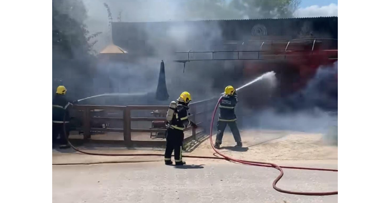 VÍDEO: Chamas destroem prédio comercial na tarde desta quinta-feira (05) em Imbituba