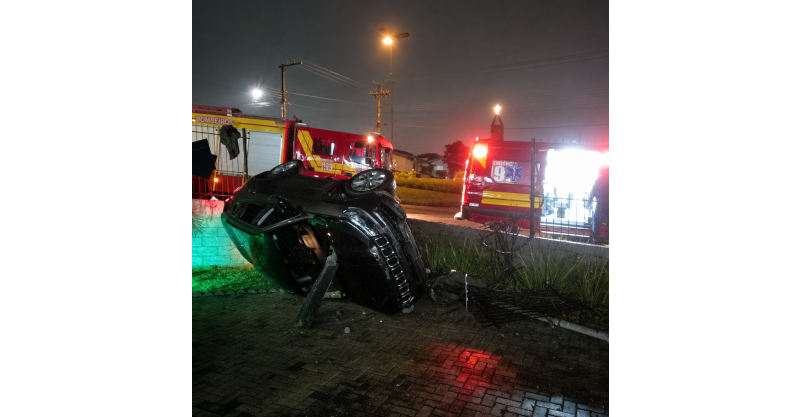 Veículo sai da pista, bate em muro e tomba no pátio de comércio em Içara